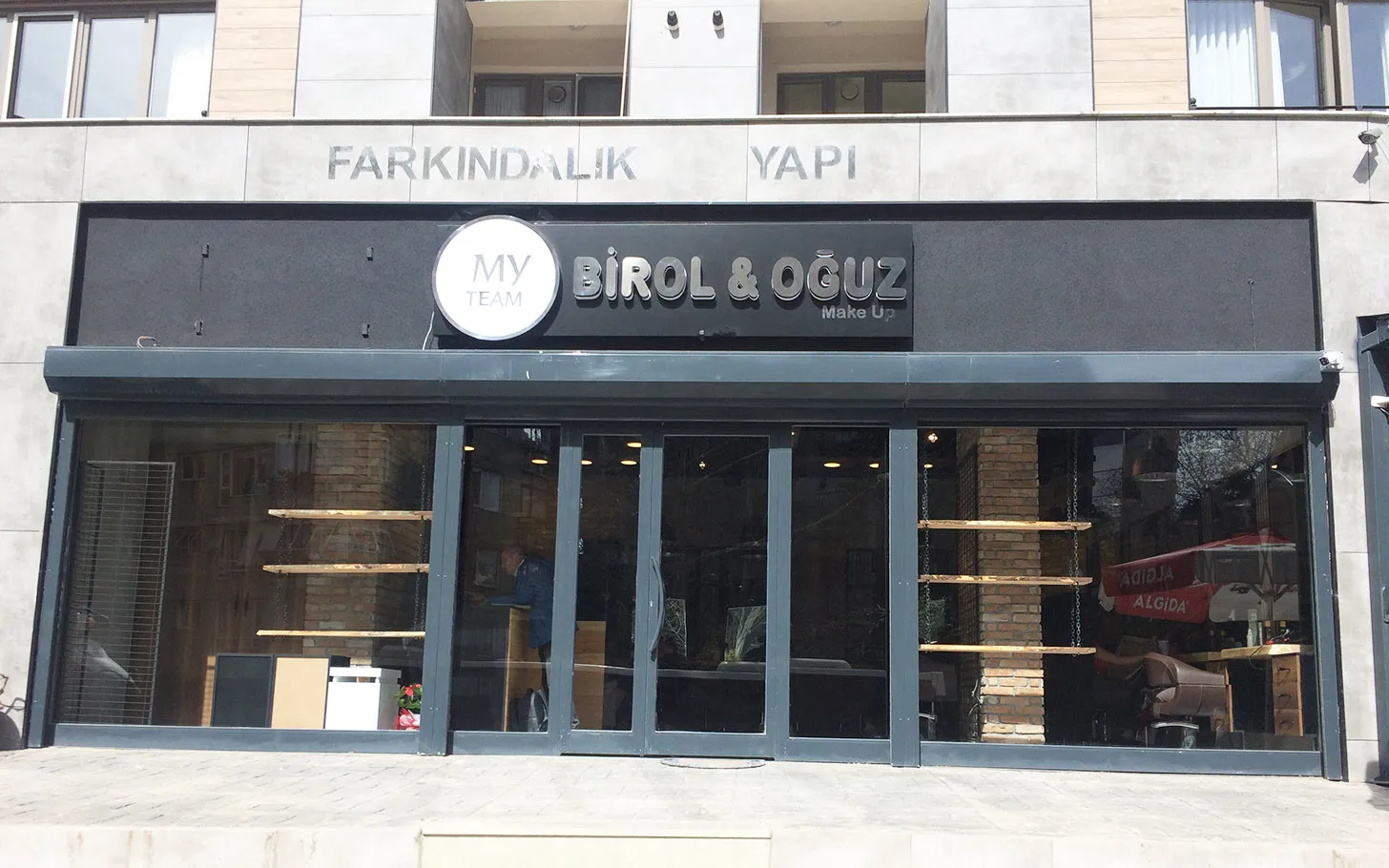 Salonun cephesi: geniş vitrin ve yuvarlak My Team tabelası